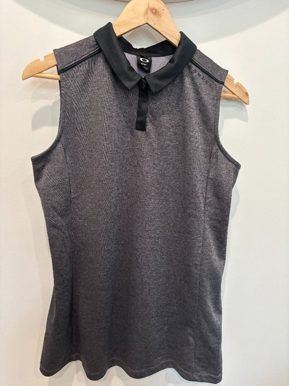 Ladies Oakley Sleeveless Golf Shirt